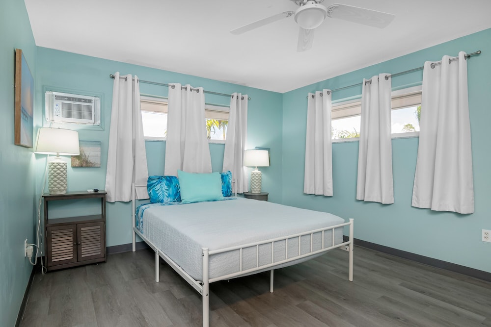 Deluxe Studio, 1 Queen Bed photo 2