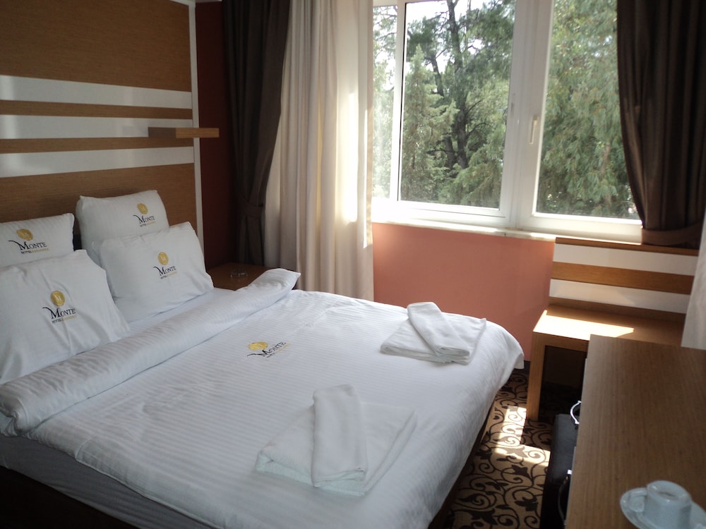 Standard Double Room, Partial Sea View