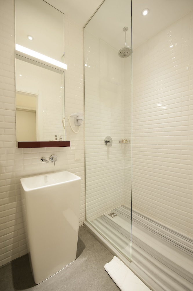 Basic 6-Bed Mix Dormitory Room with Shared Bathroom photo 2