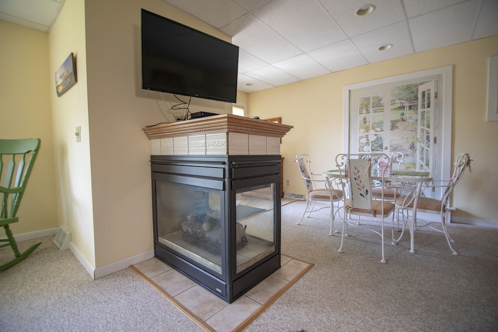 PRIVATE POND SUITE photo 2