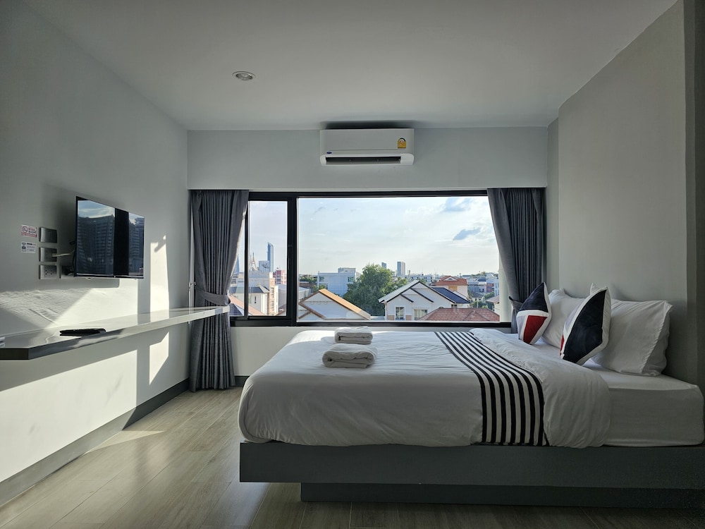 Standard Room, 1 King Bed, Private Bathroom, City View photo 1