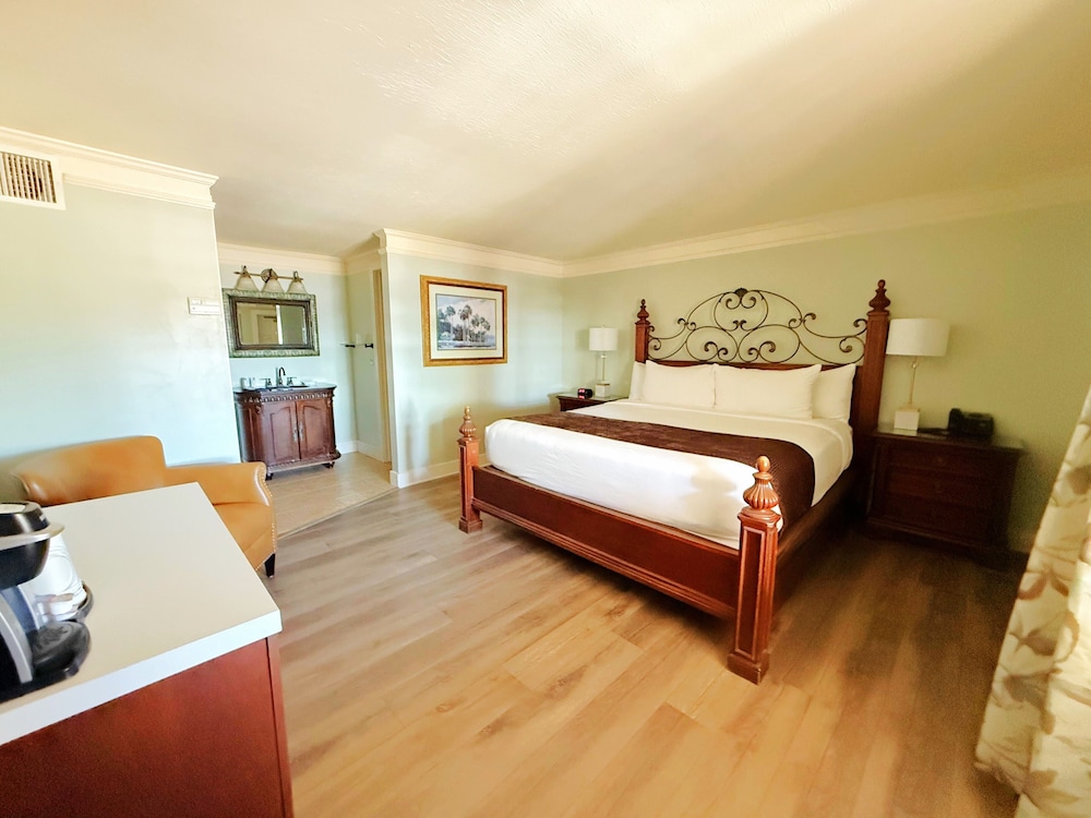 Signature Room, 1 King Bed, Non Smoking, Bay View