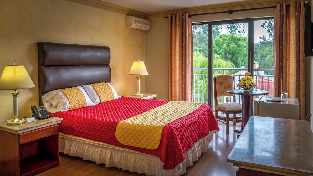 Premium Room, 1 King Bed, Pool View
