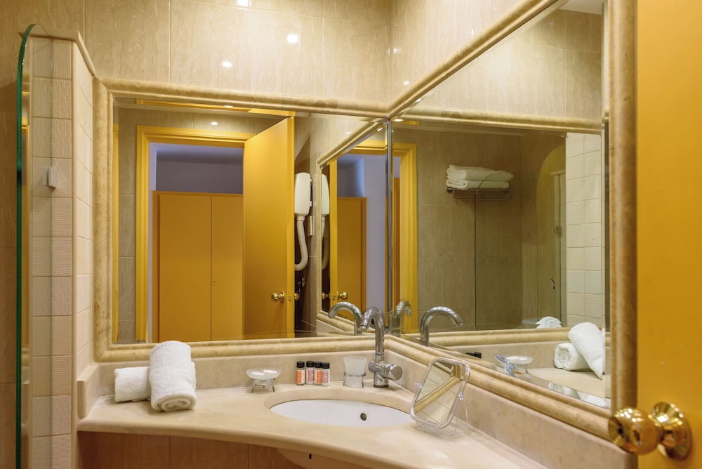 Triple Room thumbnail 6