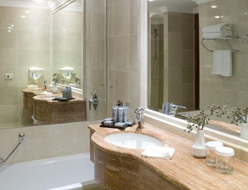 Deluxe Room, Pool View - Photo 10
