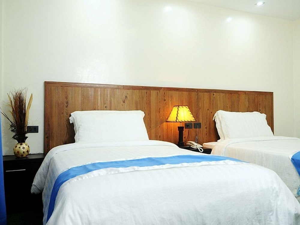 Grand Room, 1 Queen Bed, Non Smoking, Mountain View photo 3
