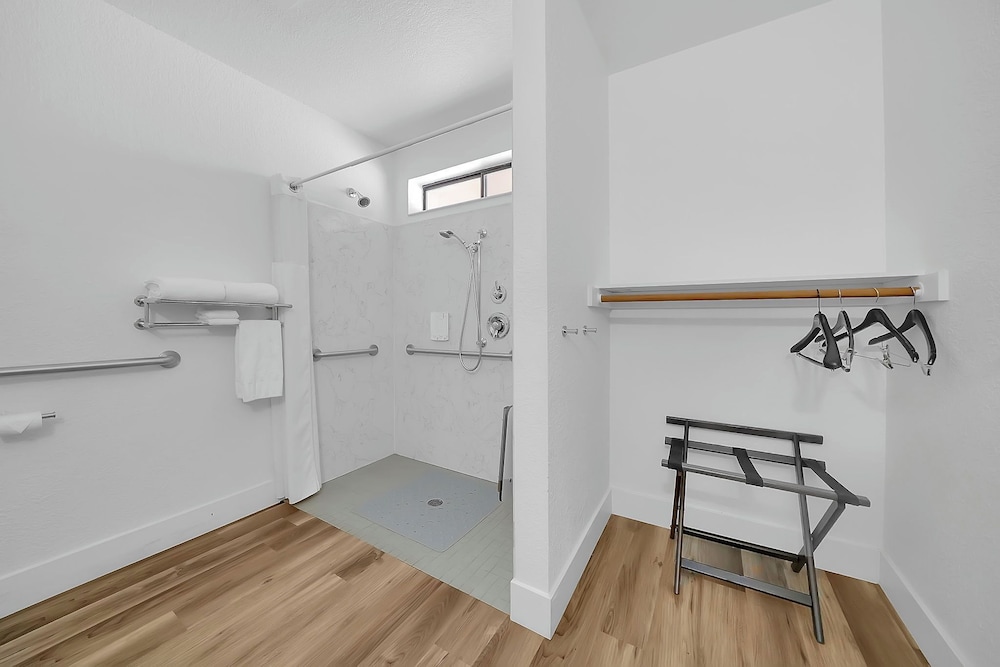 ADA Queen Room photo 3