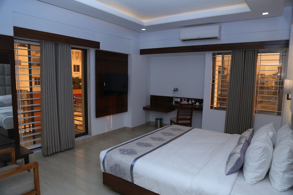 Superior Room, 1 Queen Bed, Non Smoking, City View photo 2