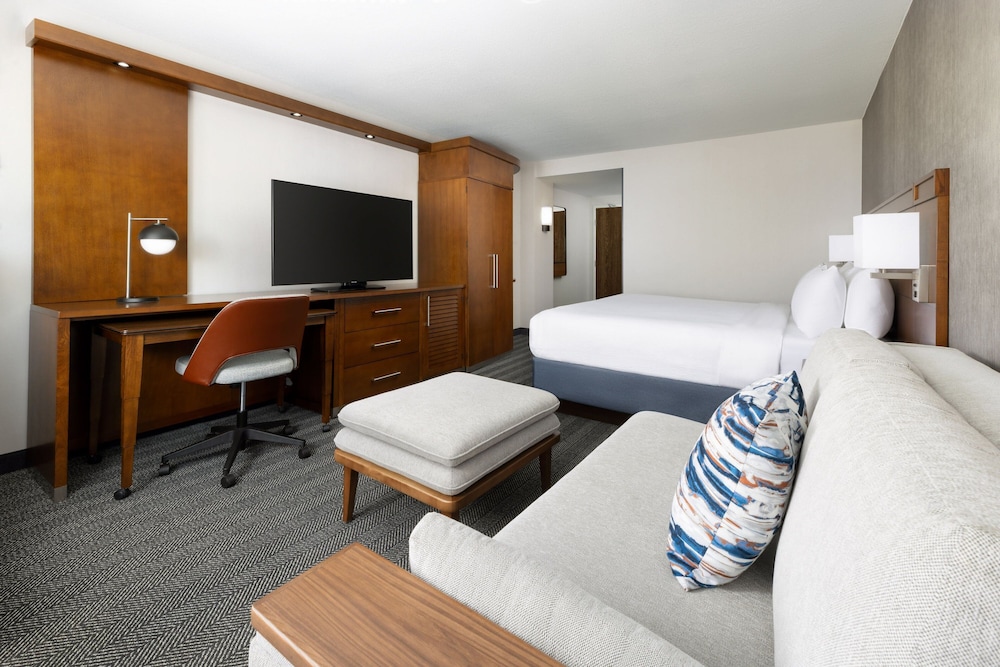 Deluxe Room, 1 King Bed with Sofa bed (Mobility Accessible, Roll-In Shower) photo 2