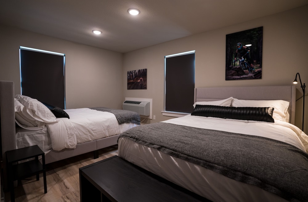 #1, Devils Den Double Suite photo 2