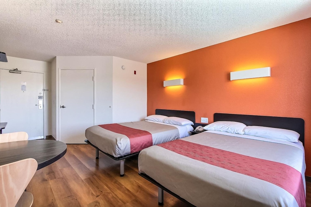 Standard Room, 2 Double Beds, Non Smoking photo 2