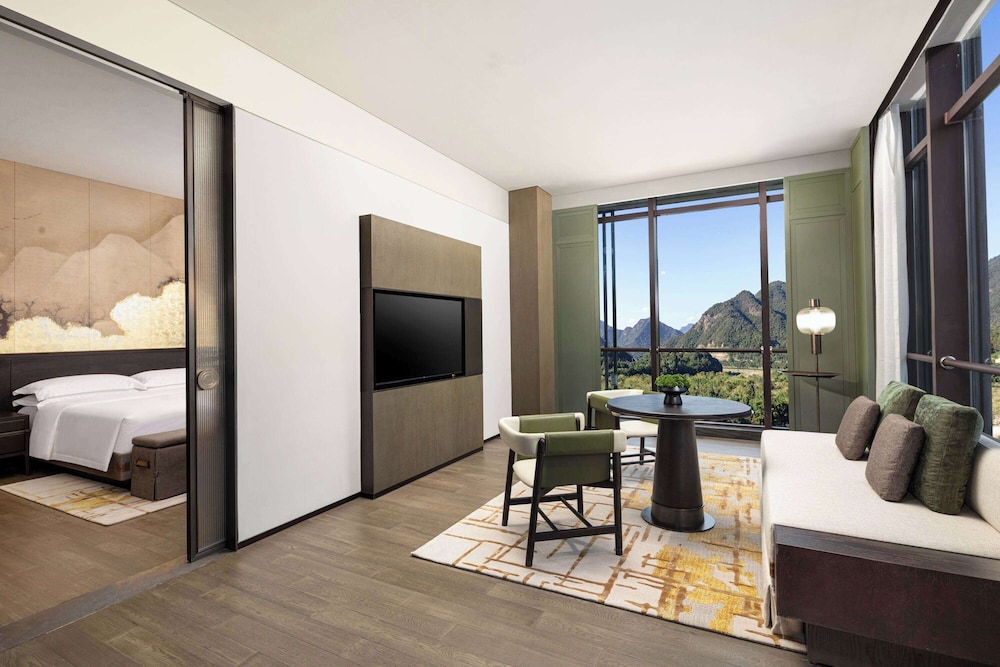 Suite, 1 King Bed, Smoking (Landscape View) photo 1