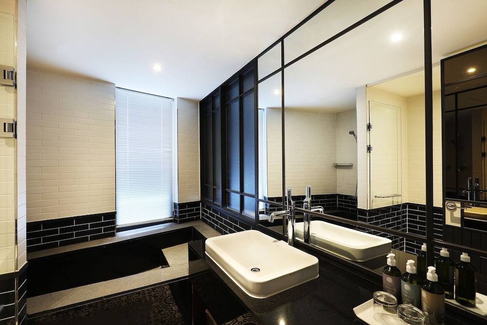 Premier Suite Room (Complimentary Pool Access for 2) - Photo 13