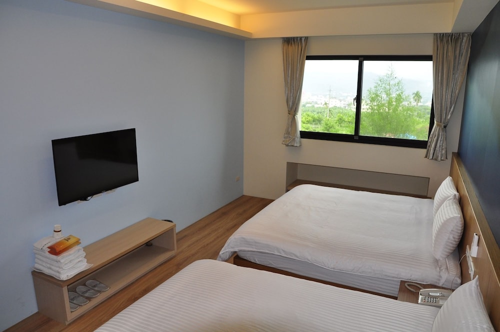 Comfort Room, 2 Queen Beds, Mountain View (203) photo 1