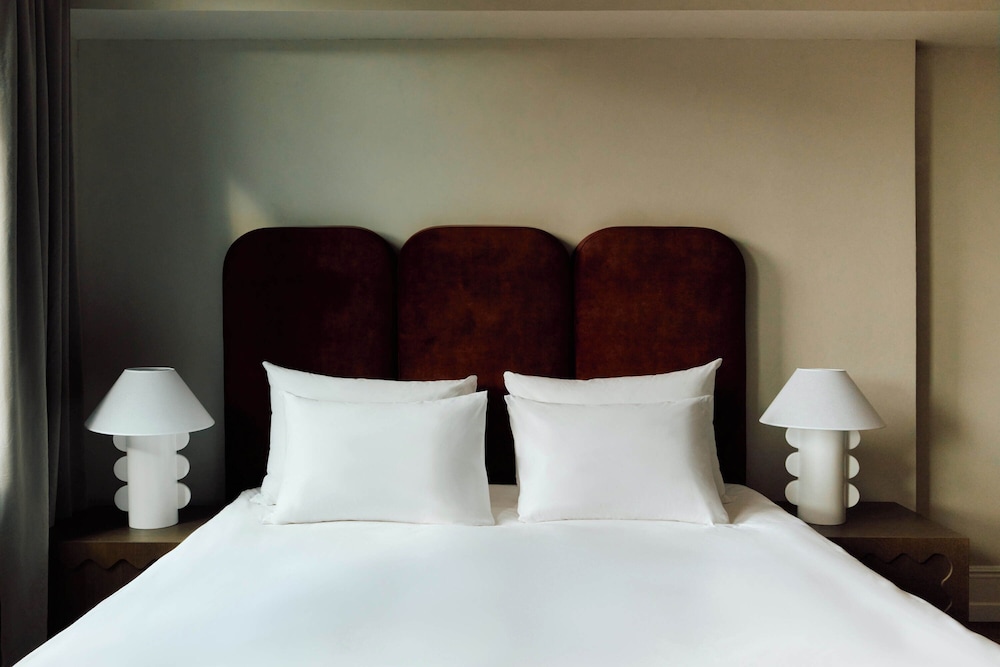 Deluxe Suite, Bathtub