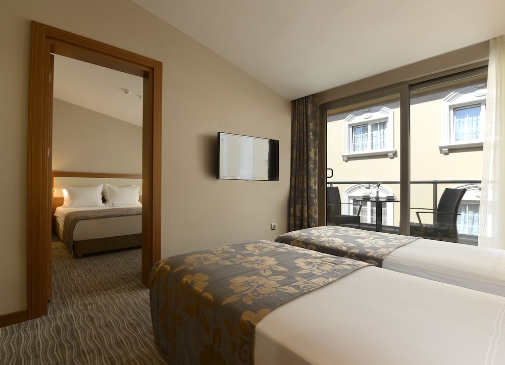 Family Suite, Multiple Bedrooms, Balcony, City View photo 3