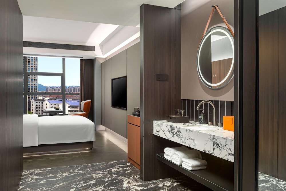 Superior Room, 1 King Bed, Non Smoking photo 2