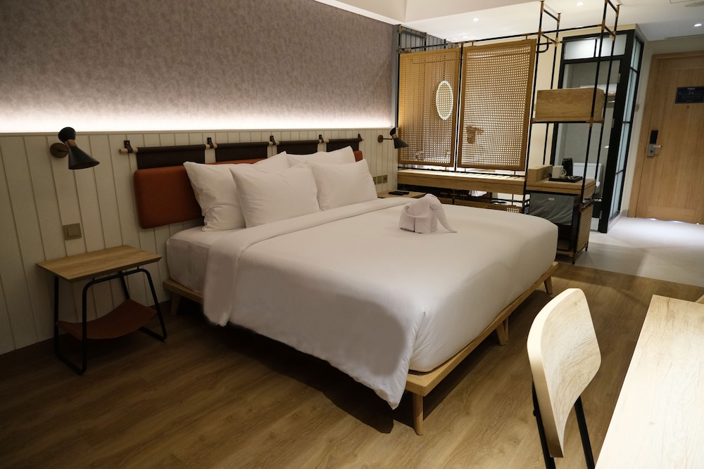 Premier Double Room (Room Only) - Photo 2