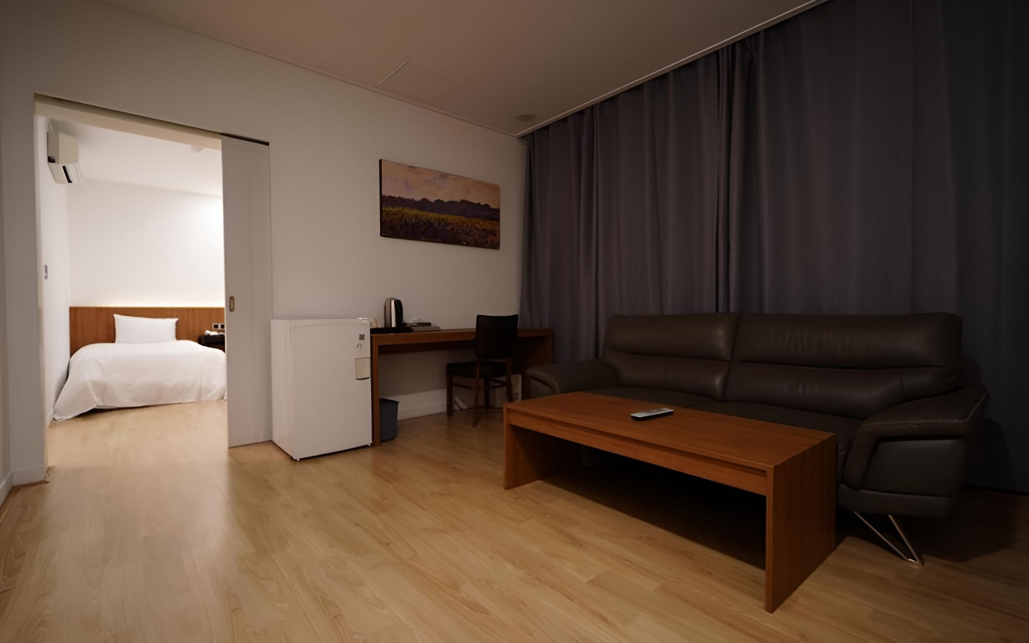 Room (Family Twin) - Photo 8