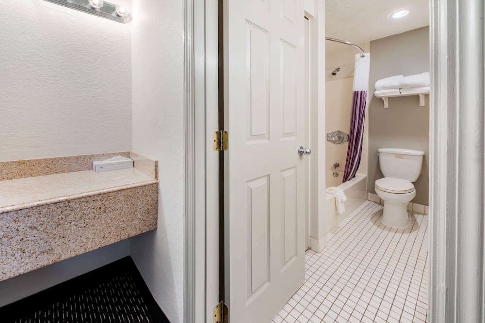 Deluxe Room, 1 King Bed, Non Smoking (Deluxe Executive Room) - Photo 14