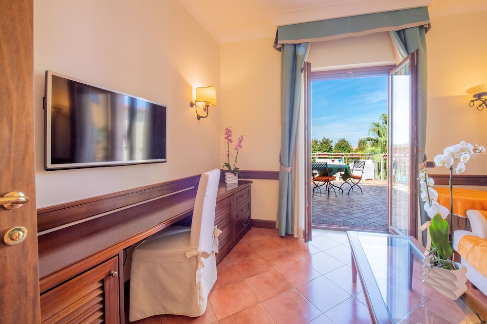 Suite, Hot Tub, Partial Sea View