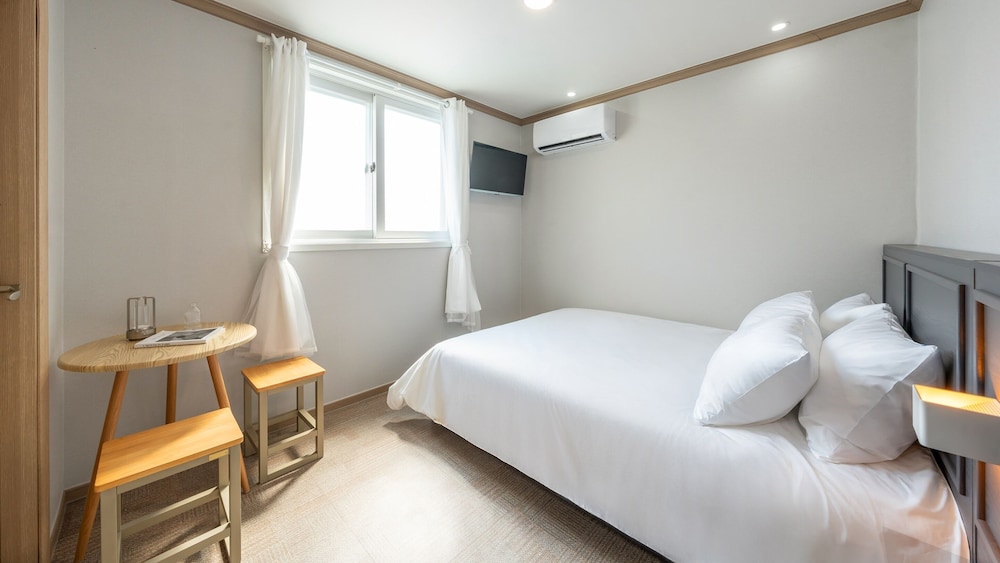 Basic Room, 1 Bedroom (Room 203 (Mountain View / Netflix)) photo 2