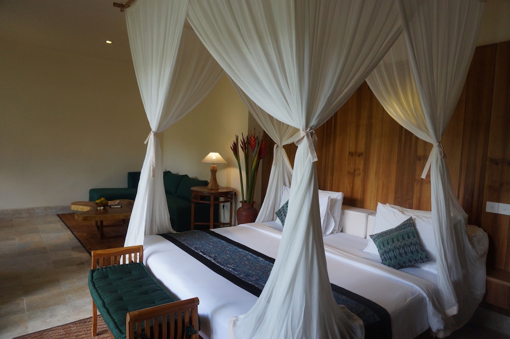 Premier Suite, 1 King Bed, Garden View, Poolside photo 2