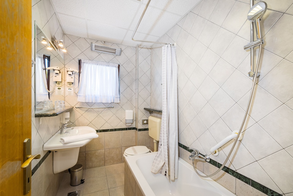 Double or Twin Room photo 3