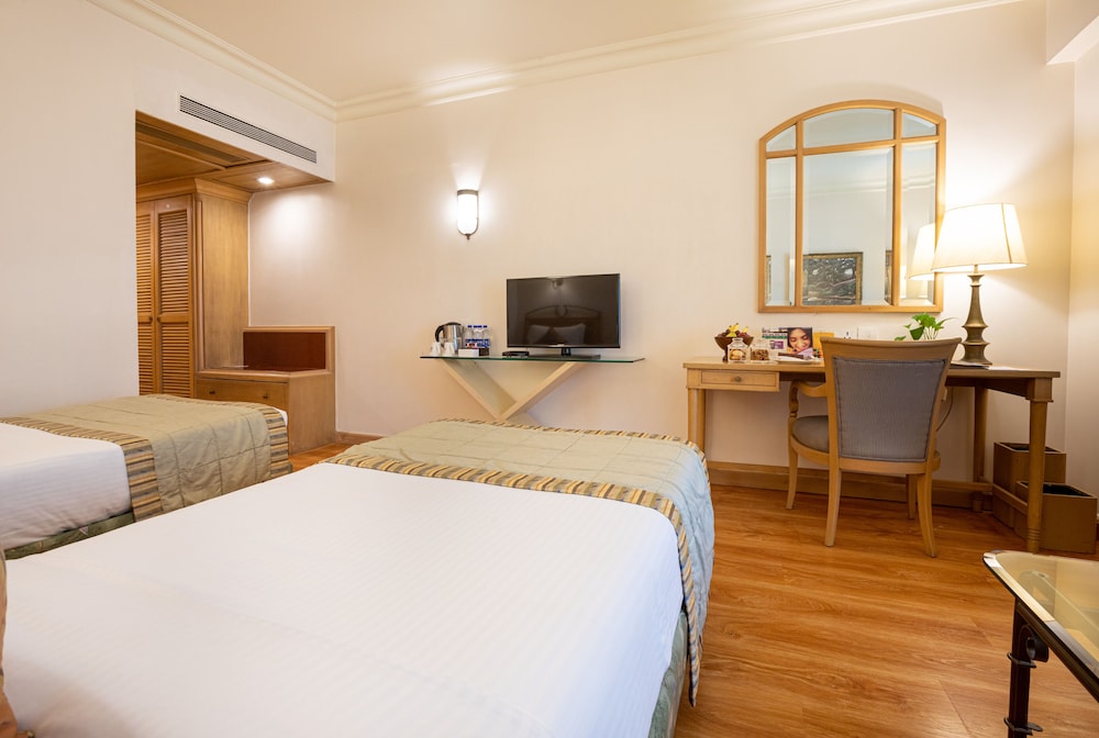 Deluxe Room City View Twin Bed with Bathtub
