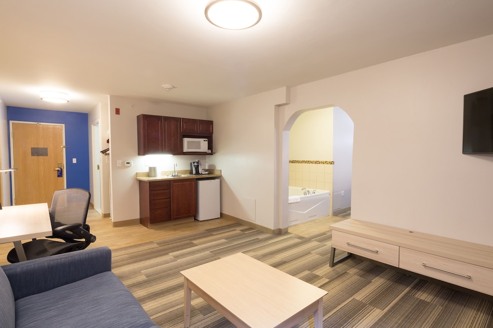 Suite, 1 King Bed, Jetted Tub - Photo 3