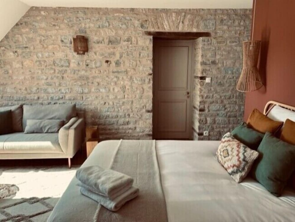 Standard Room, 1 Queen Bed, Private Bathroom, Garden View