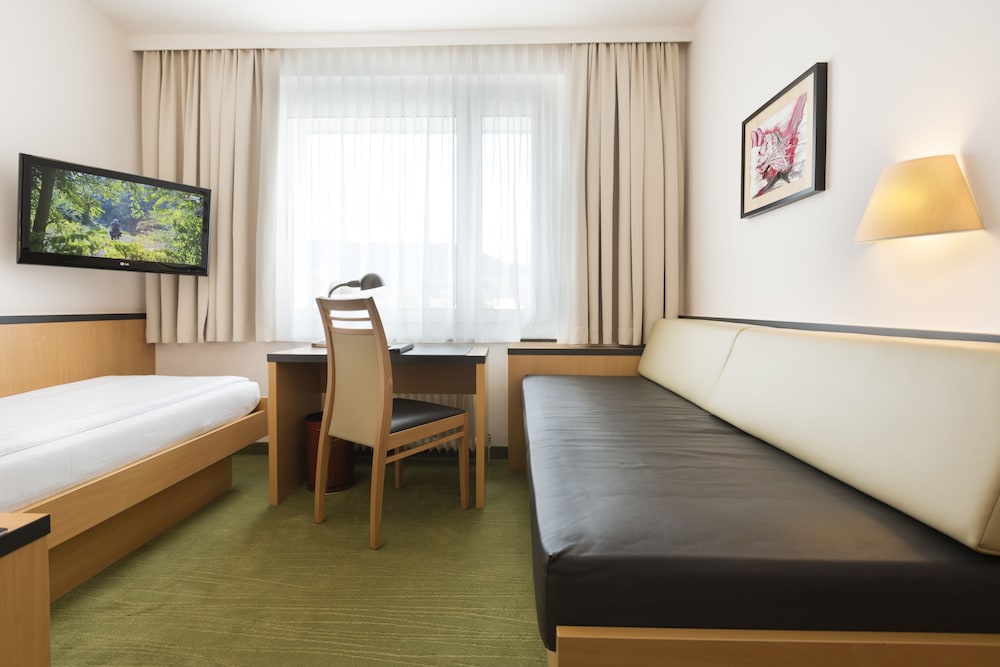 Economy Twin Room photo 2