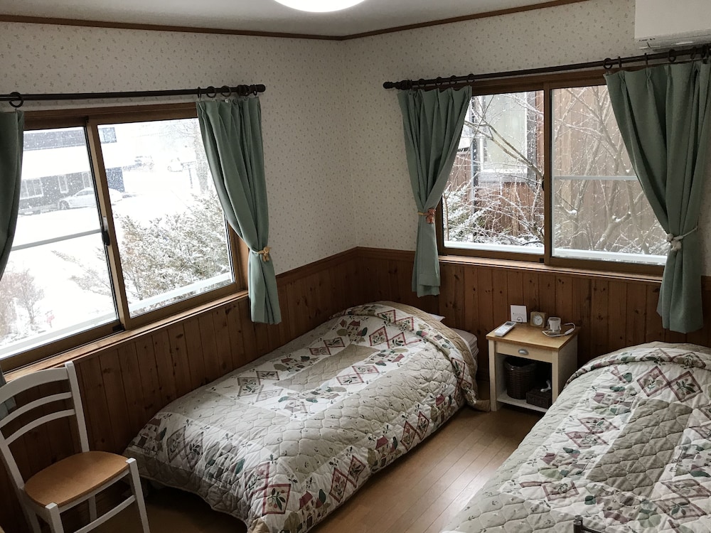 Self Check-In / Twin Room with Extra Bed, Shared Bathroom photo 1
