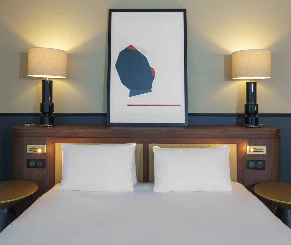 Suite, 1 Queen Bed with Sofa bed - Photo 1