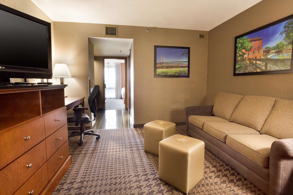 Deluxe Suite, 1 King Bed with Sofa bed, Refrigerator & Microwave (2 Rooms, Upper Floor)