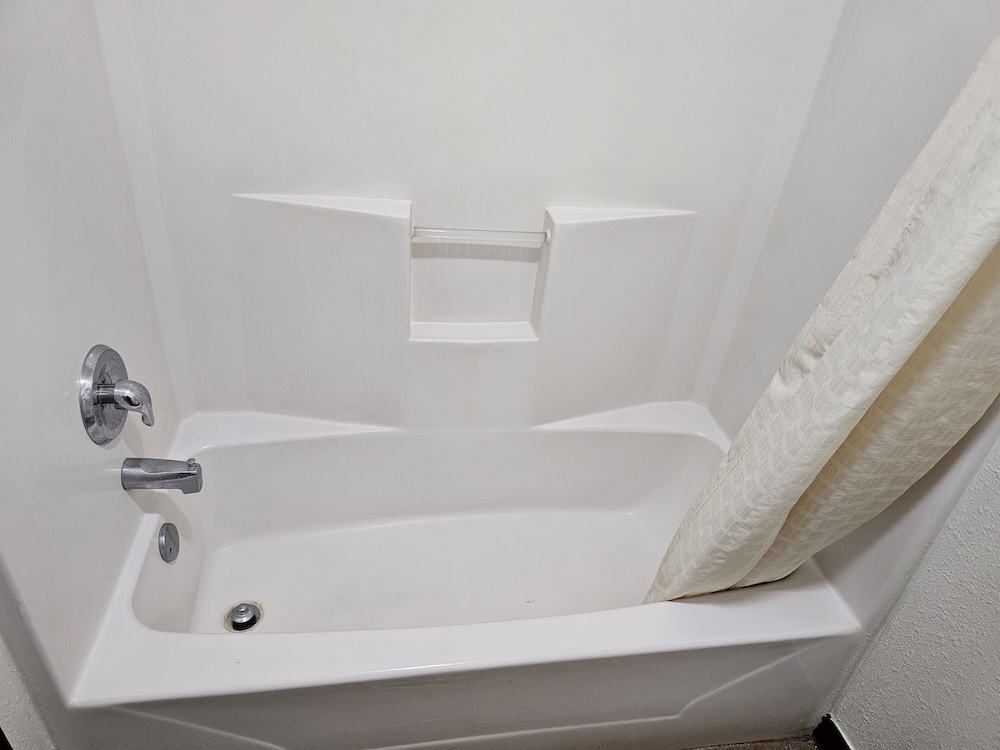Deluxe Room, 1 Queen Bed photo 3