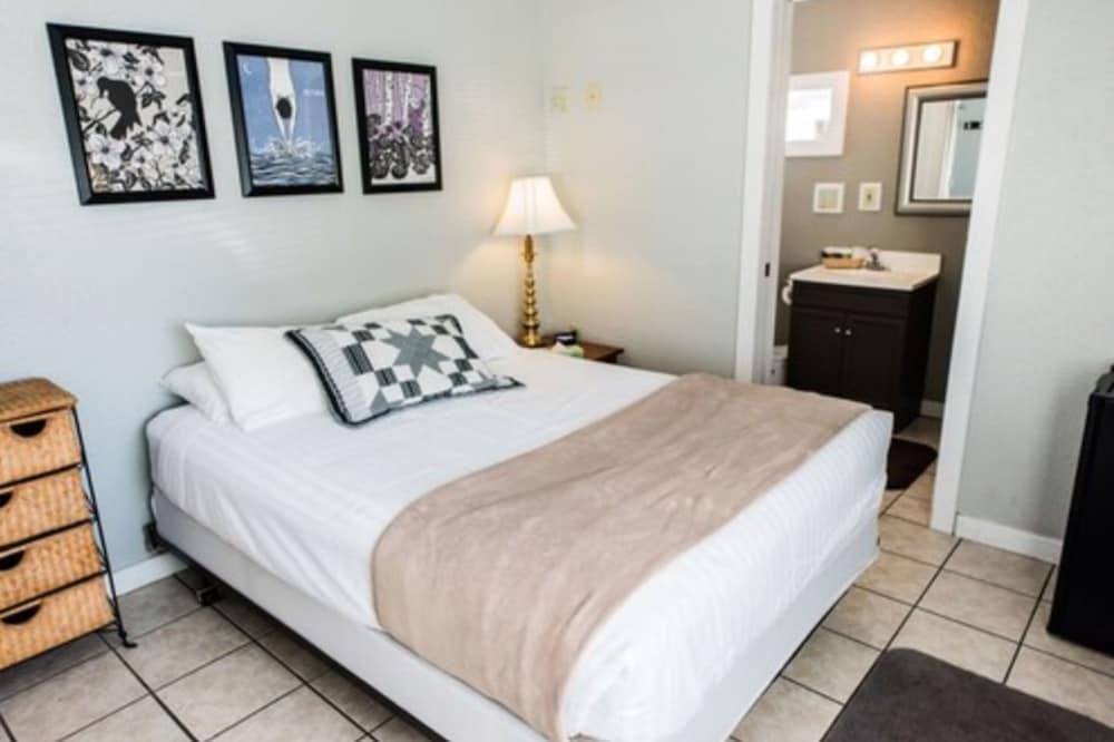 Standard Room, 1 Queen Bed photo 3