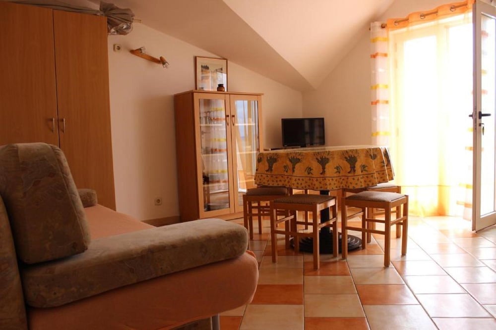 Apartment (Apartment 11)