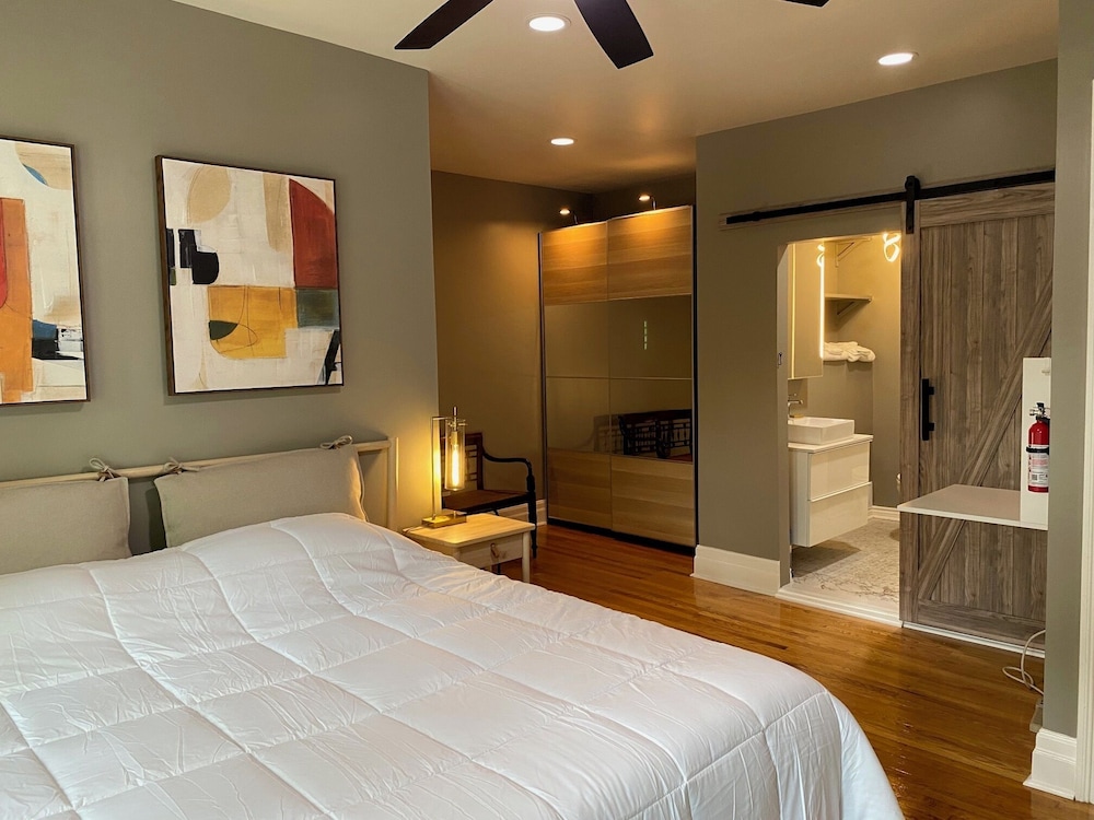 Luxury Studio Suite, 1 King Bed, Non Smoking, Private Bathroom