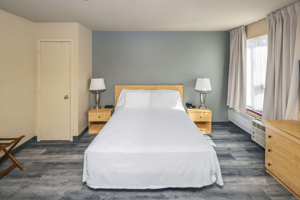 Standard Room, 1 Queen Bed, Non Smoking photo 2