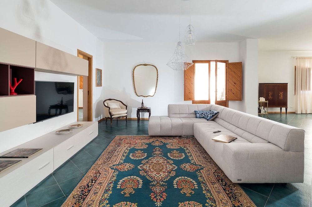 Villa photo 2