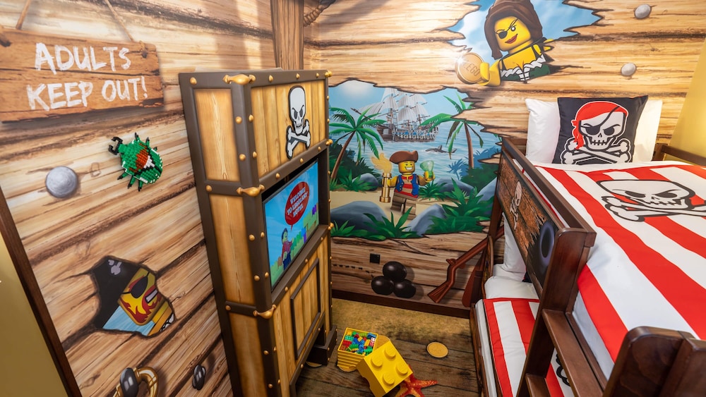 Pirate Themed Room with park access photo 2