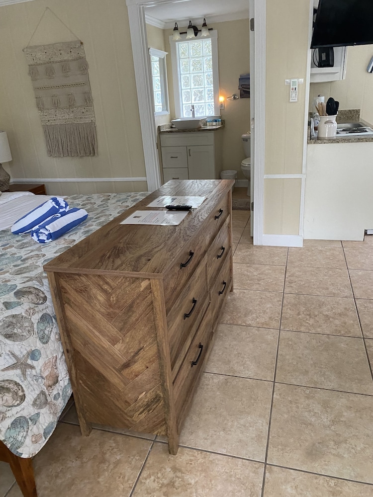 King Studio Cottage #1817 - No pets Allowed