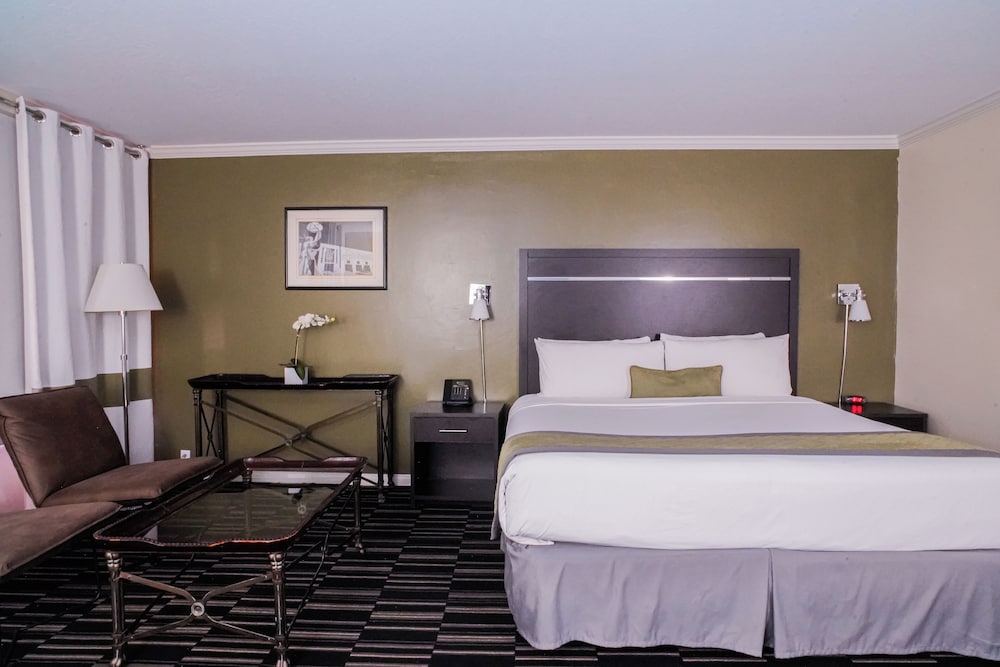 Standard King Bedroom - Photo 1