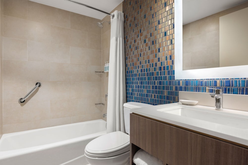Room, 1 King Bed (Mobility/Hearing Accessible, Tub)