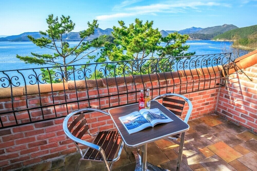 Room (Beach-dong 302) photo 3