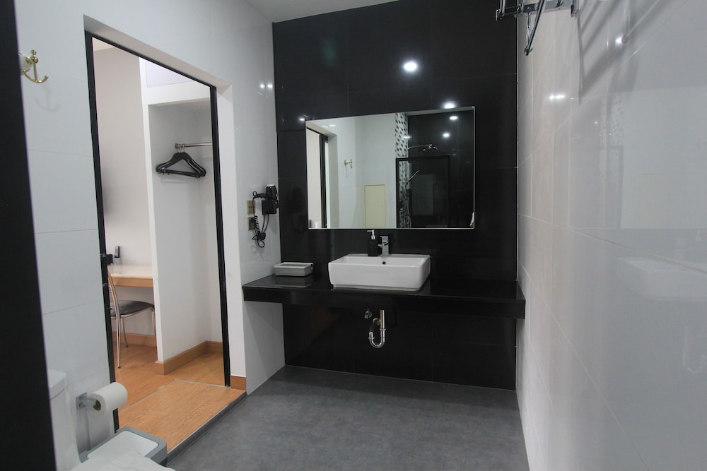 Basic Twin Room - Photo 10