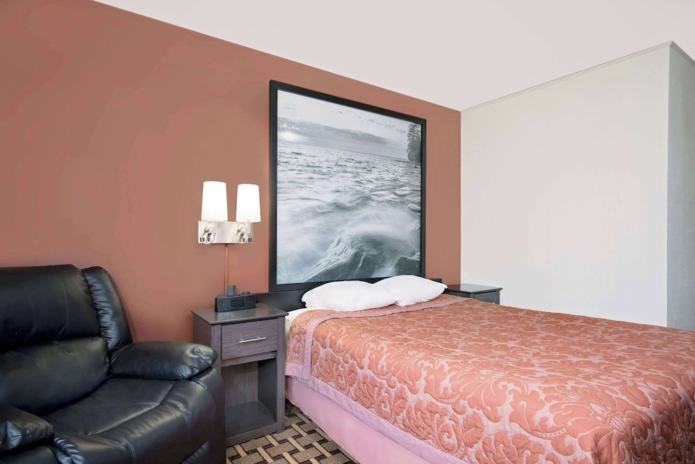 Room, 1 Queen Bed, Accessible, Non Smoking (Mobility, Bathtub w/Grab Bars) - Photo 1