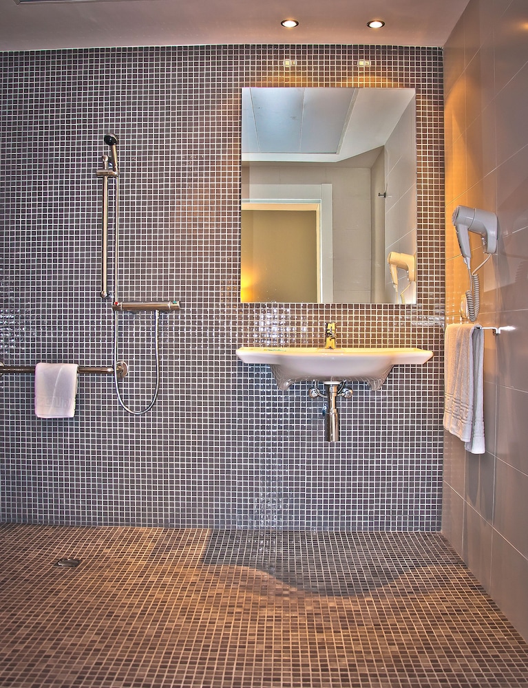Economy Double Room (without balcony) thumbnail 5
