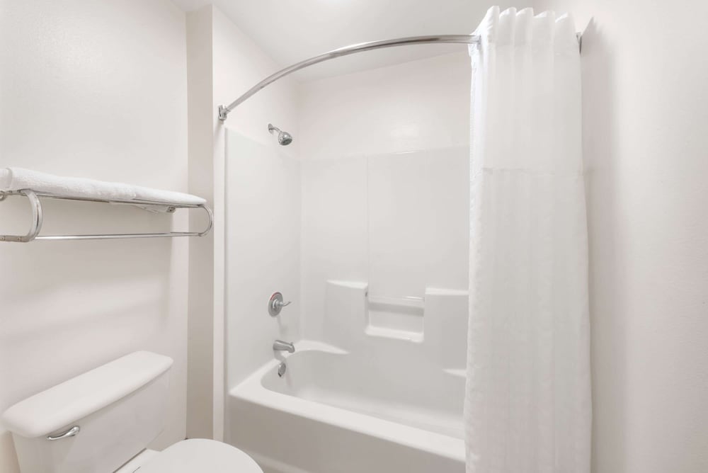 Room, Multiple Beds, Non Smoking - Photo 2